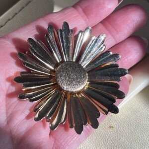 Sarah Coventry Gold SunFlower Brooch gold toned daisy pin